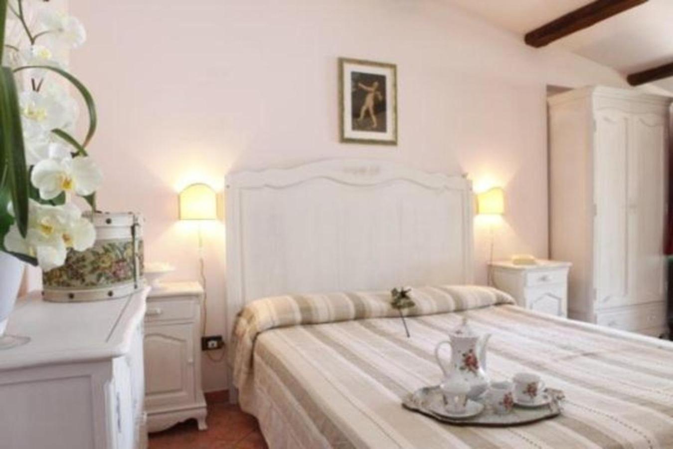 Il Poggio Dei Pettirossi Guest House Беваня Екстериор снимка