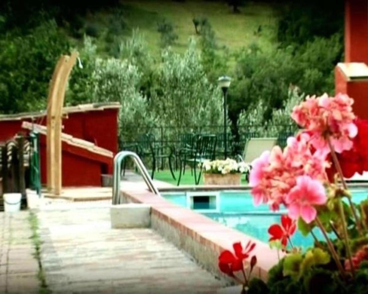 Il Poggio Dei Pettirossi Guest House Беваня Екстериор снимка