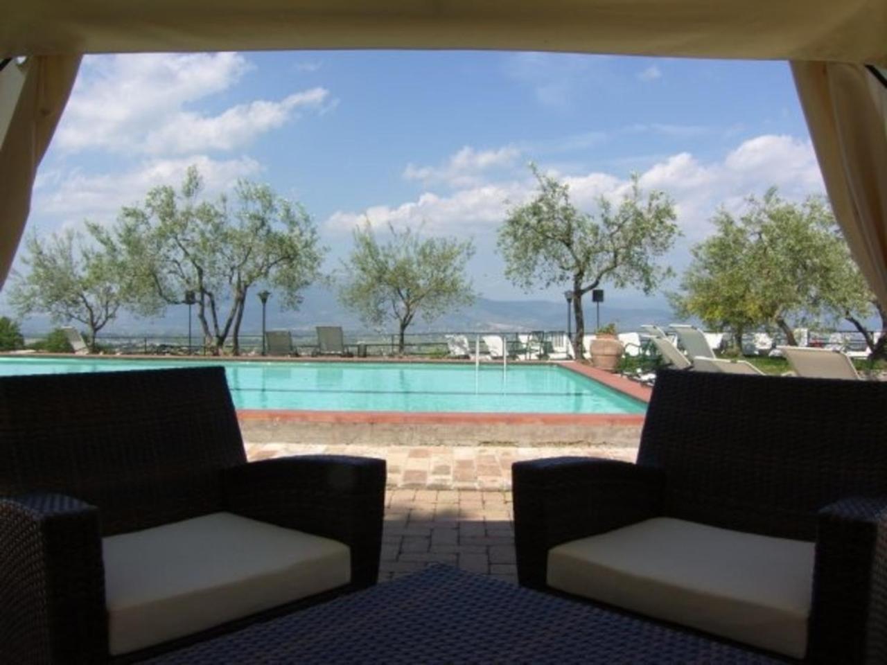 Il Poggio Dei Pettirossi Guest House Беваня Екстериор снимка