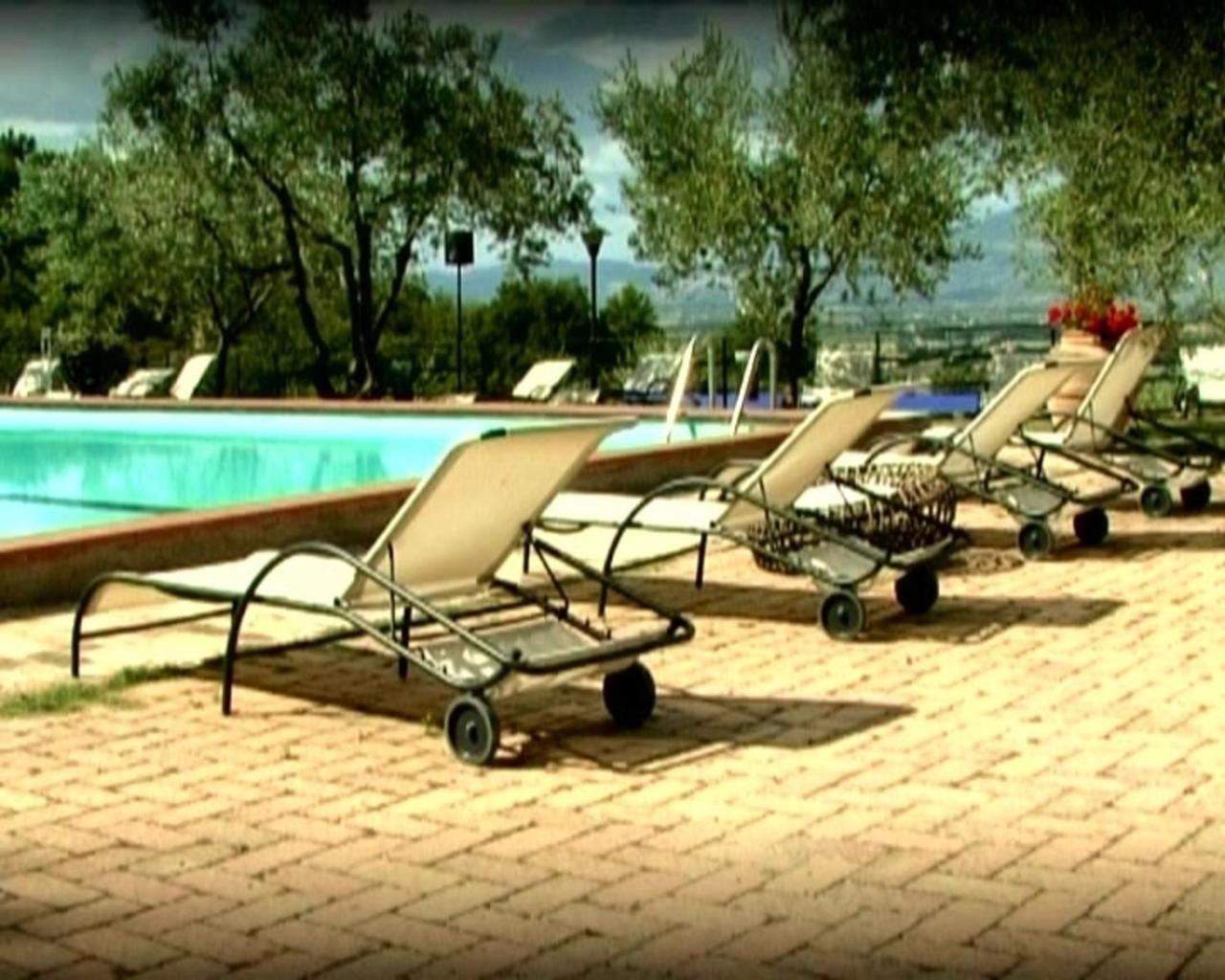 Il Poggio Dei Pettirossi Guest House Беваня Екстериор снимка