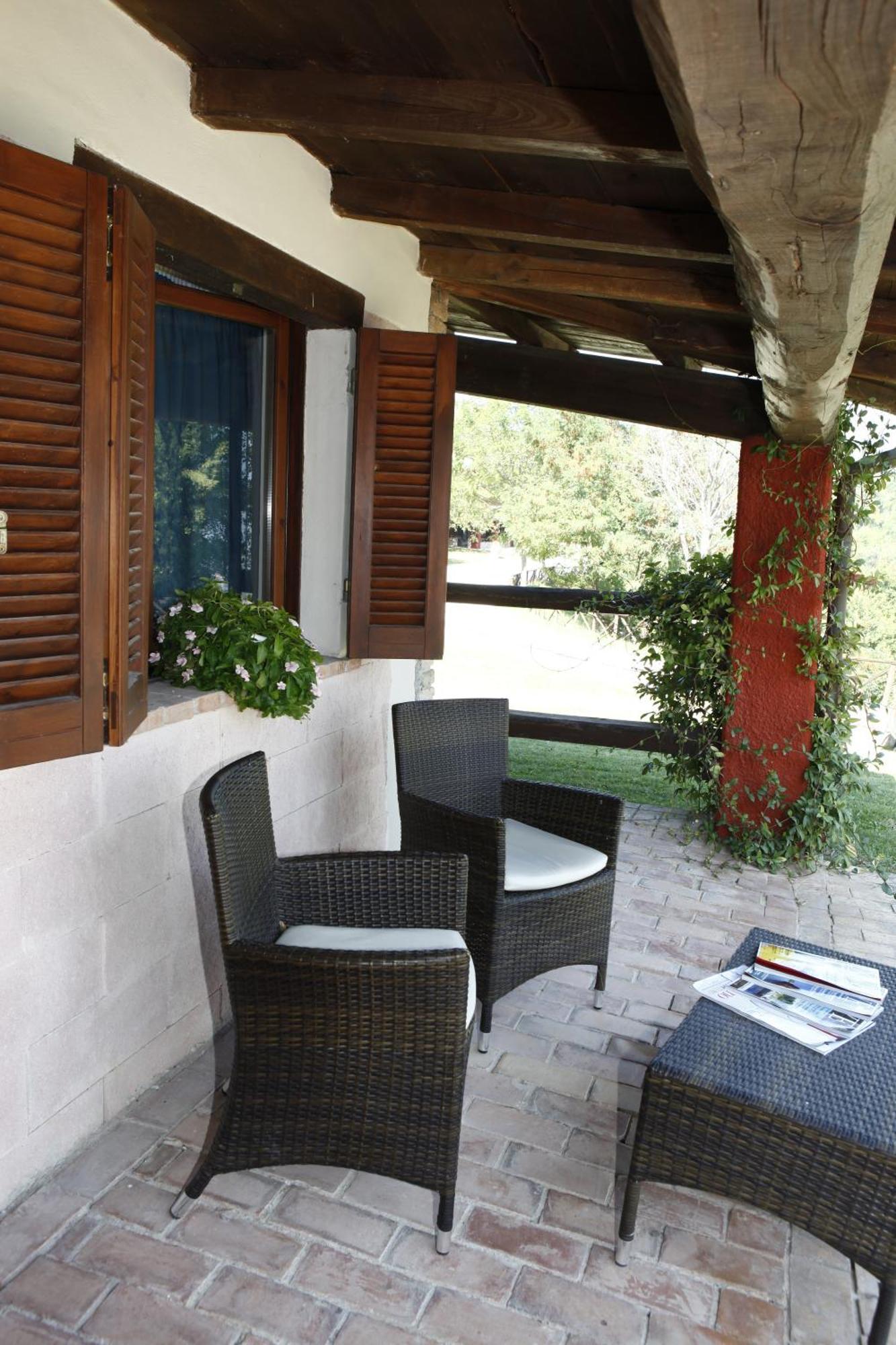 Il Poggio Dei Pettirossi Guest House Беваня Екстериор снимка