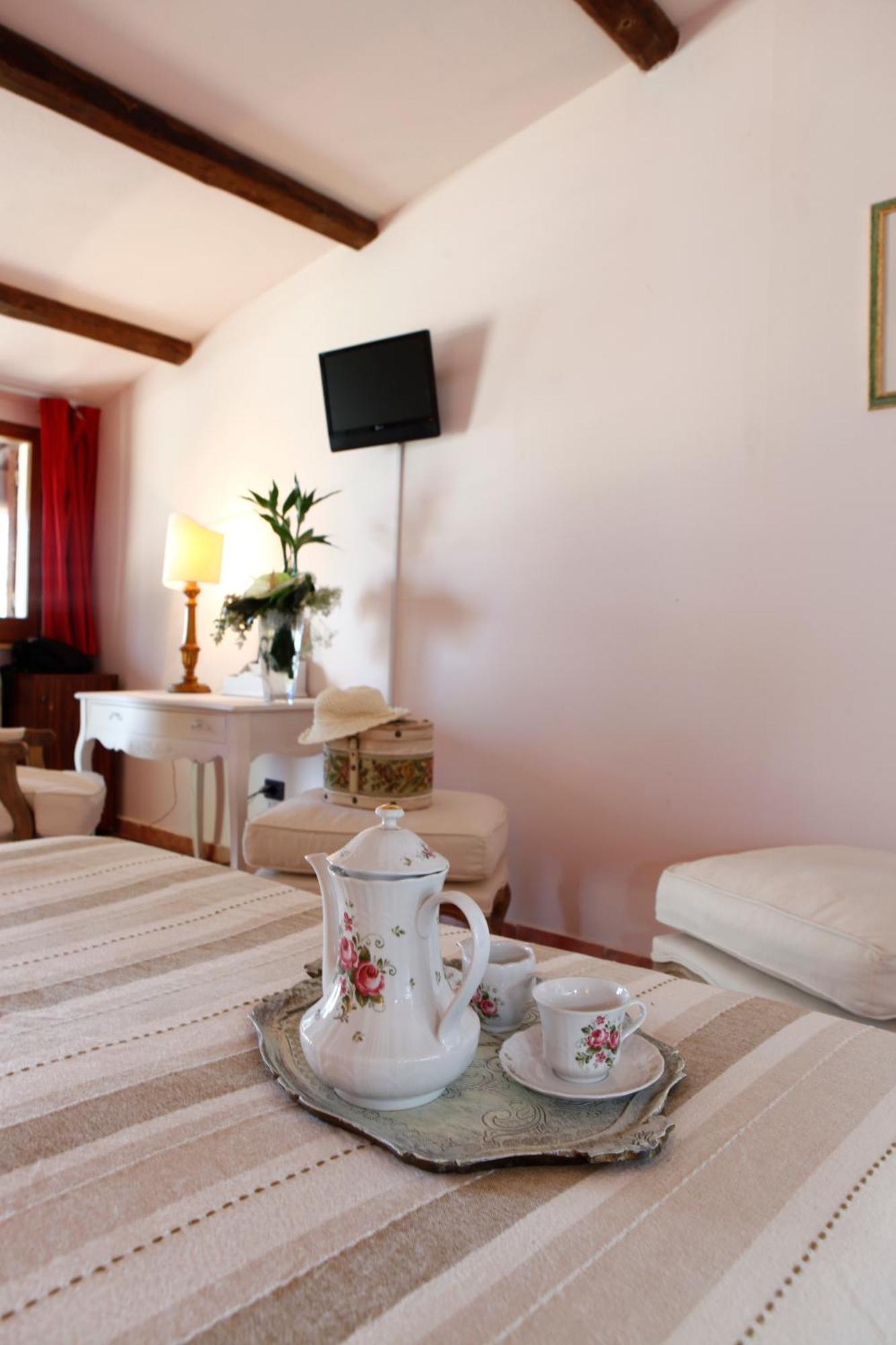Il Poggio Dei Pettirossi Guest House Беваня Стая снимка
