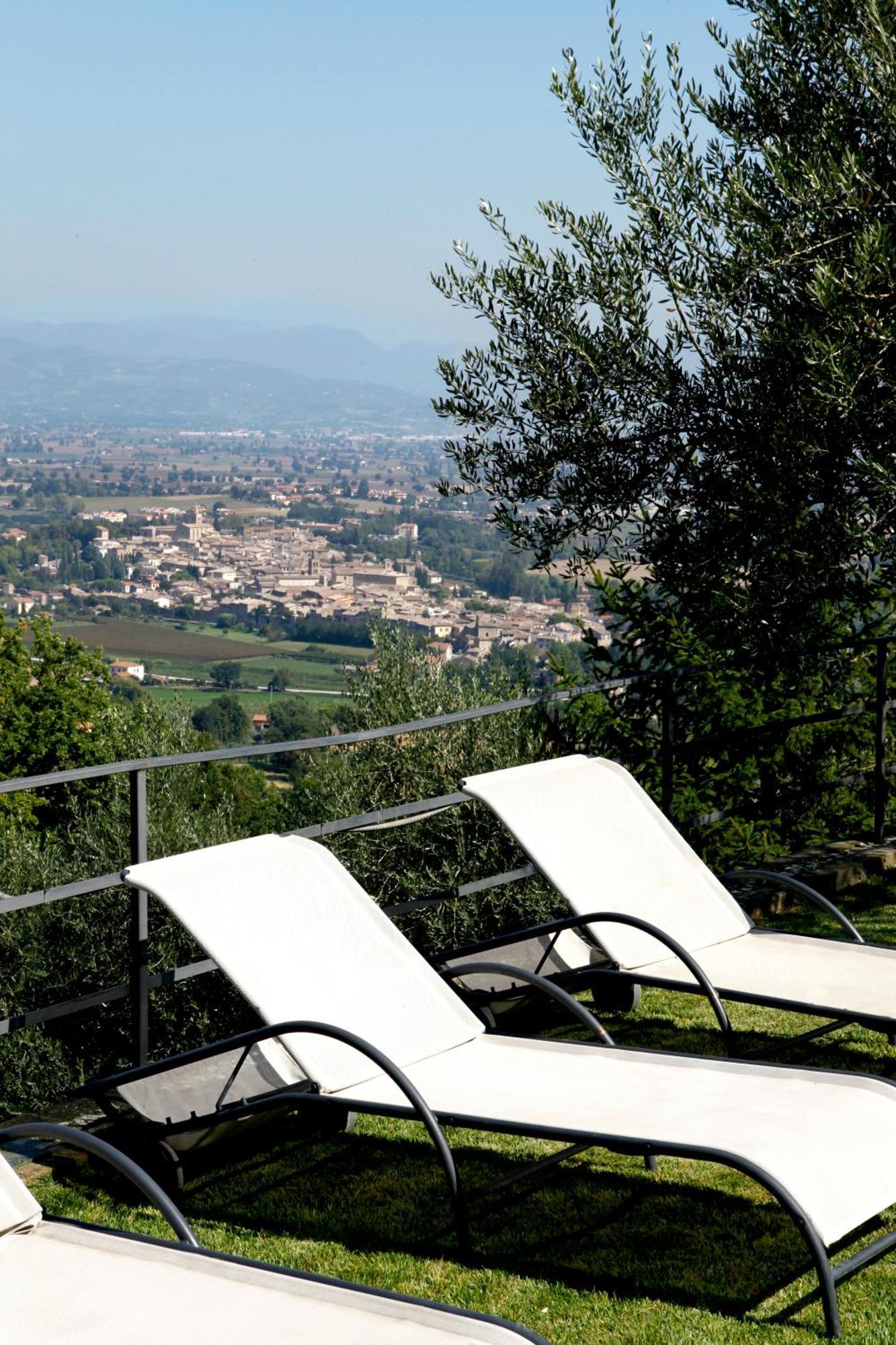 Il Poggio Dei Pettirossi Guest House Беваня Екстериор снимка