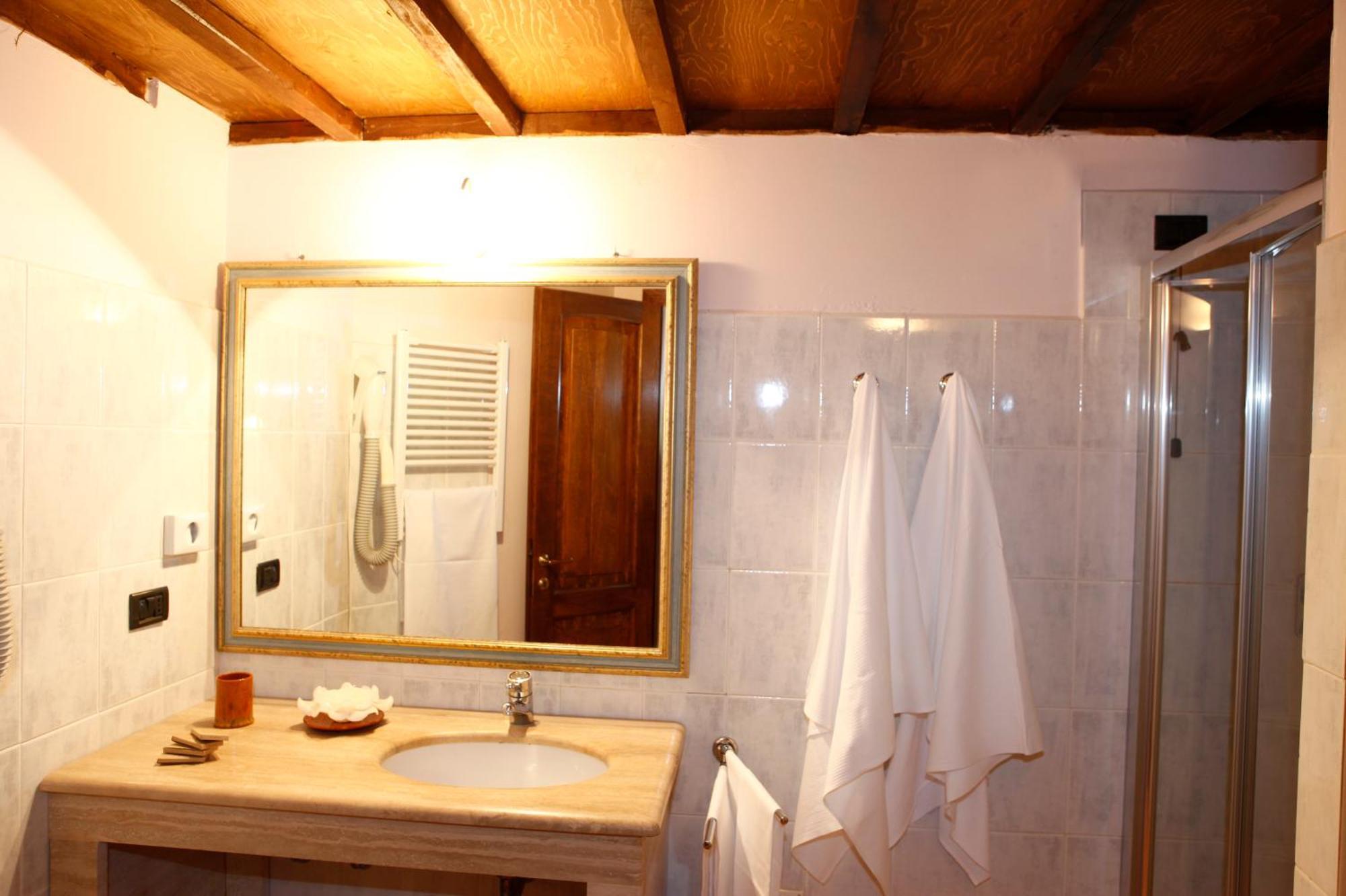Il Poggio Dei Pettirossi Guest House Беваня Стая снимка