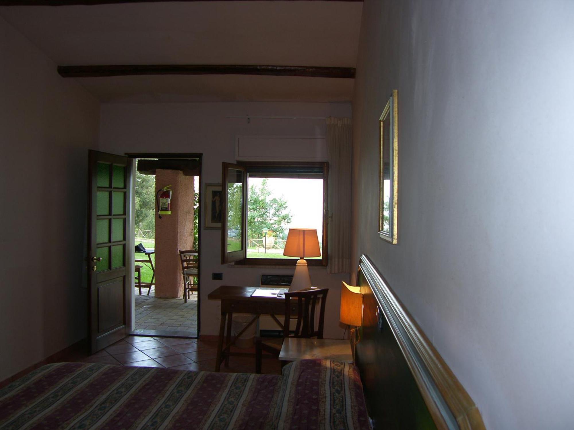 Il Poggio Dei Pettirossi Guest House Беваня Екстериор снимка