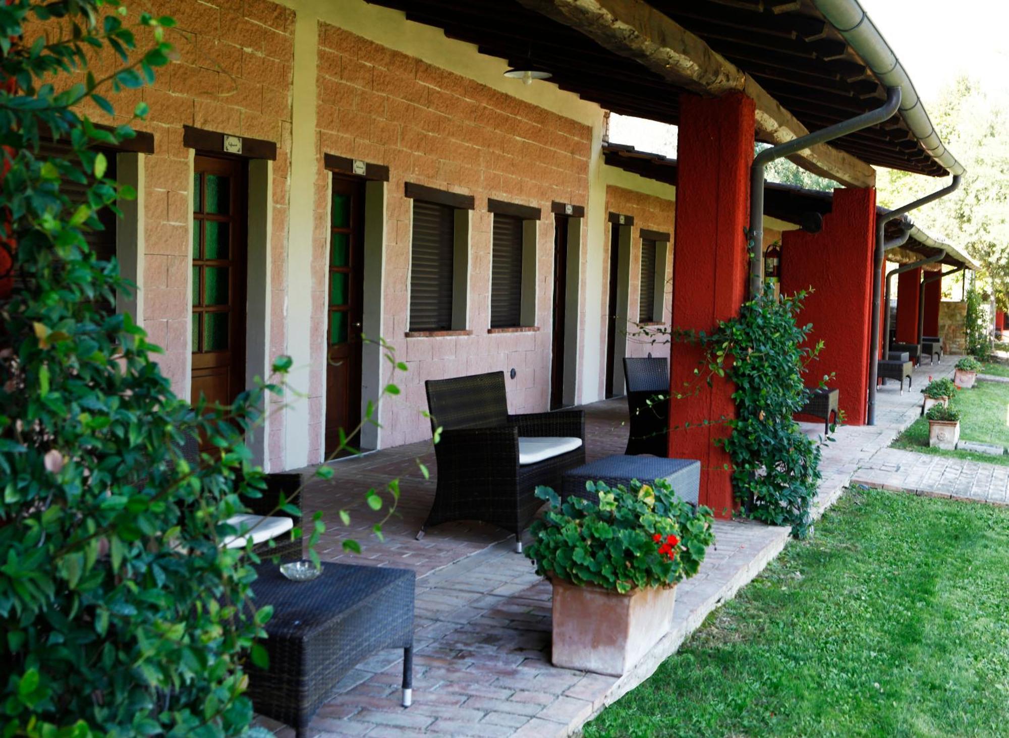 Il Poggio Dei Pettirossi Guest House Беваня Екстериор снимка
