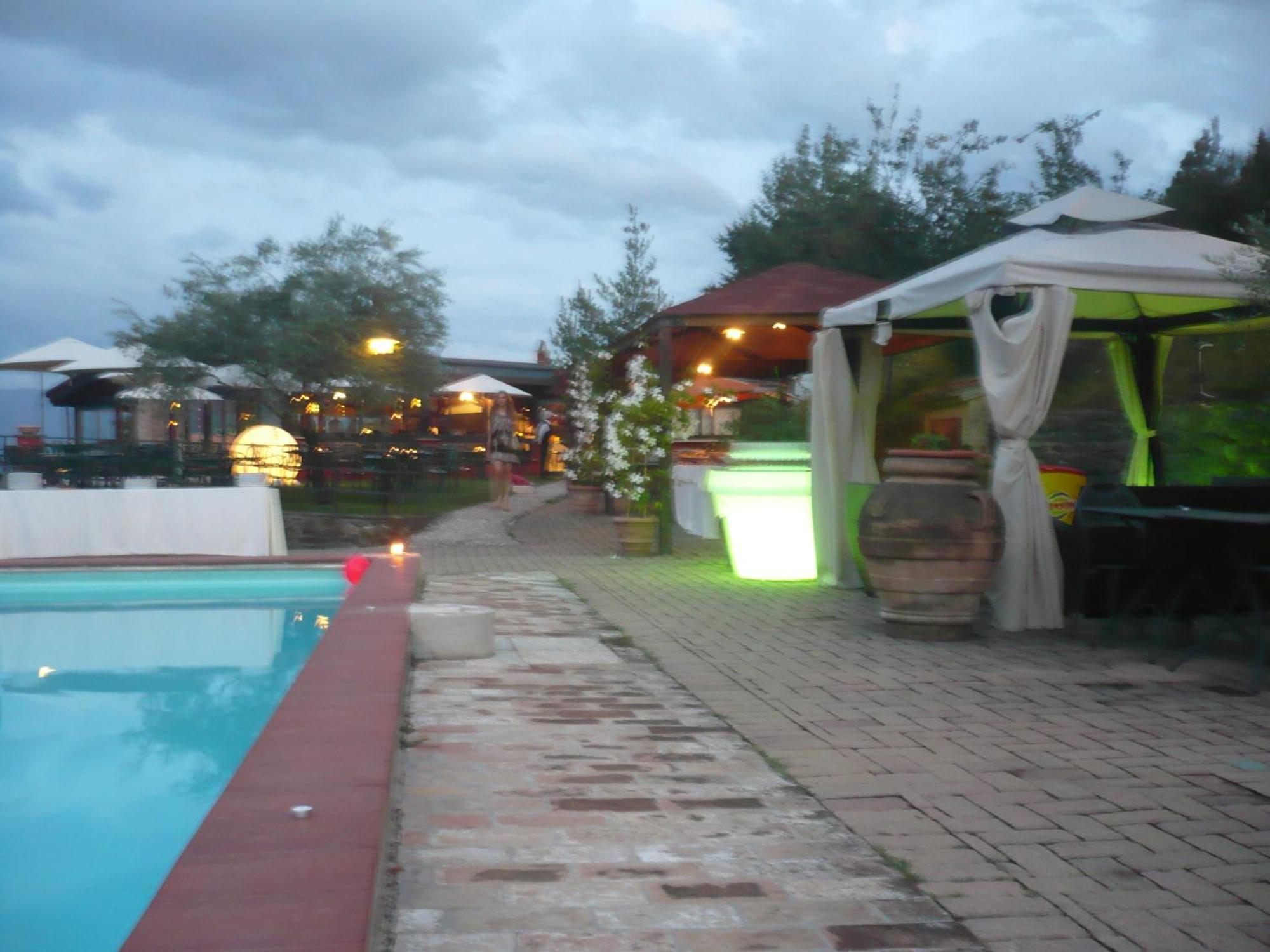 Il Poggio Dei Pettirossi Guest House Беваня Екстериор снимка