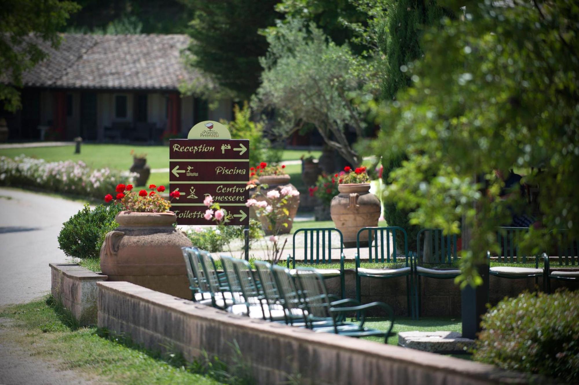 Il Poggio Dei Pettirossi Guest House Беваня Екстериор снимка