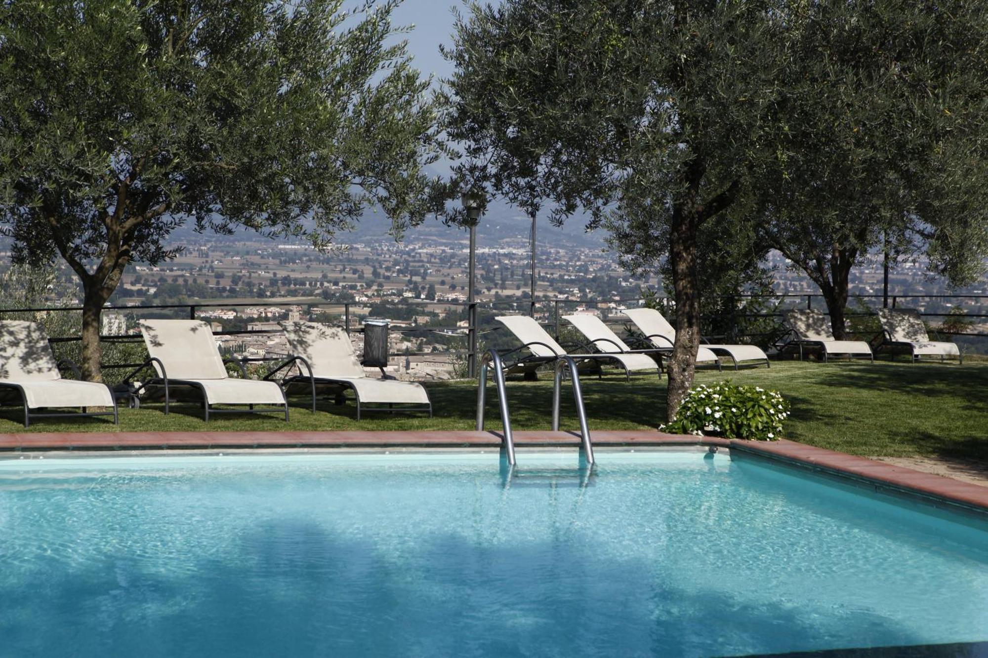 Il Poggio Dei Pettirossi Guest House Беваня Екстериор снимка