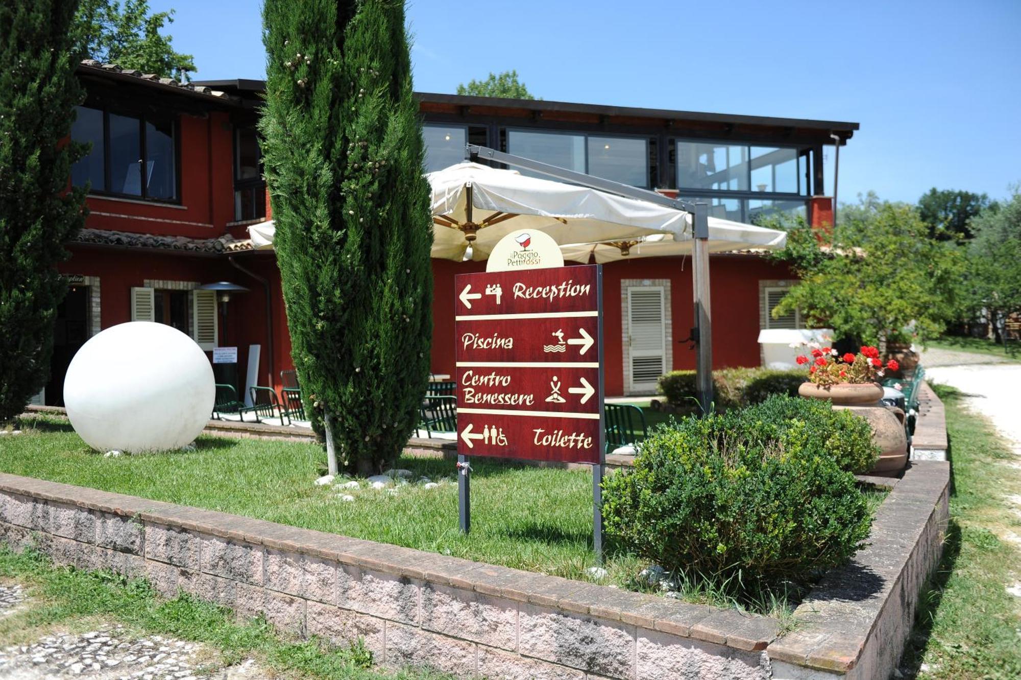 Il Poggio Dei Pettirossi Guest House Беваня Екстериор снимка
