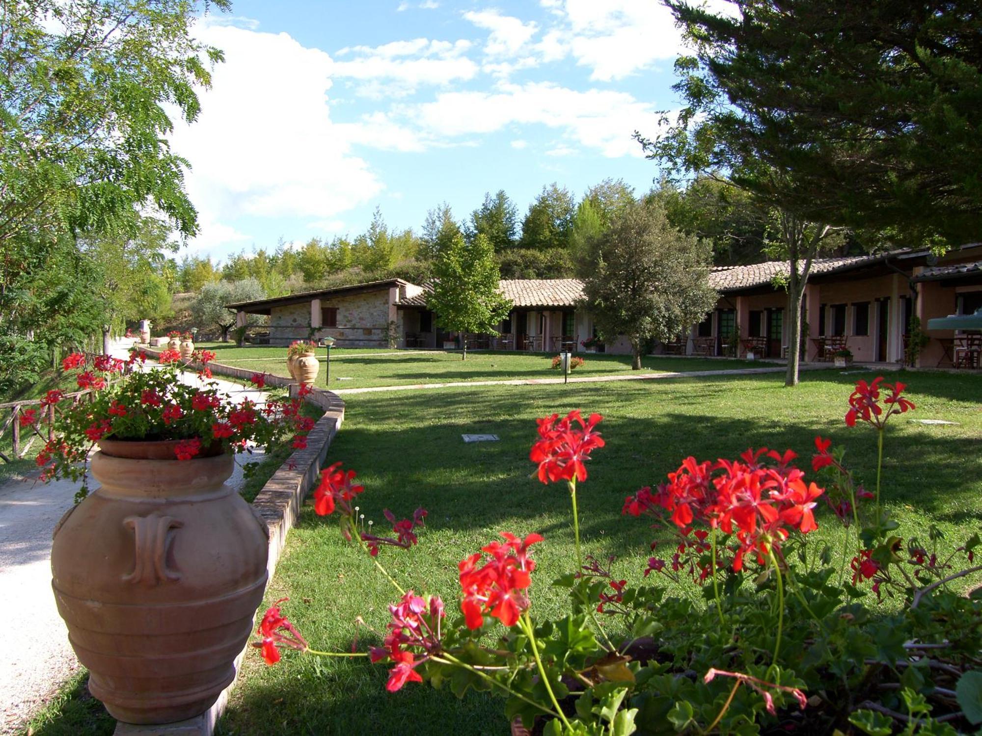 Il Poggio Dei Pettirossi Guest House Беваня Екстериор снимка